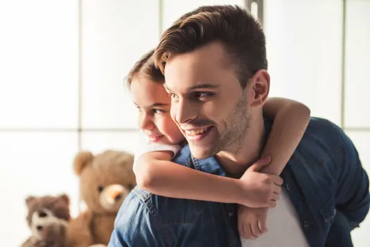 Haus-Familie-Wohnen-Serie-12-31 Vater mit seiner Tochter