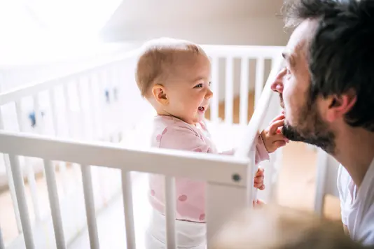 Haus-Familie-Wohnen-Serie-14-9 Kind im Babybett mit Papa